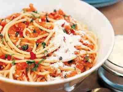 Nudeln mit roher Tomatensauce