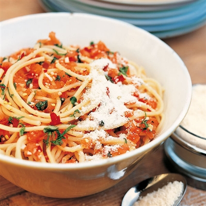 Nudeln mit roher Tomatensauce