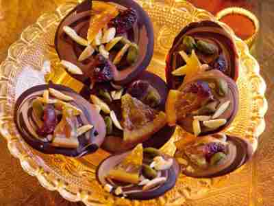 Schokoladentaler mit Nüssen und Früchten