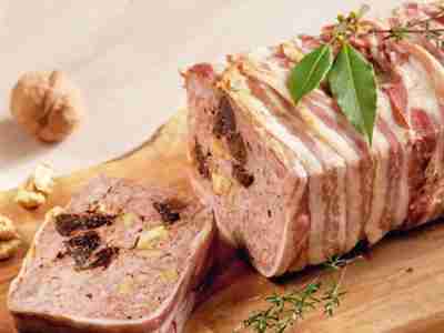 Geflügelterrine mit Backobst und Walnüssen