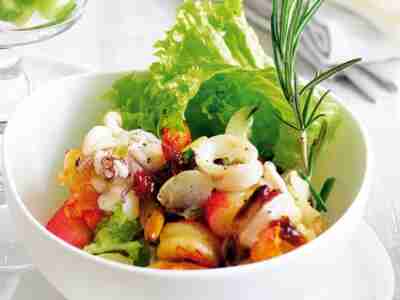 Warme Meeresfrüchte auf Salat