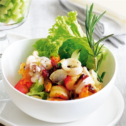 Warme Meeresfrüchte auf Salat