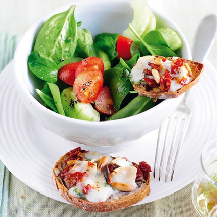 Spinatsalat mit Ziegenkäse-Crostini