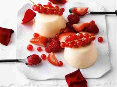 Panna cotta mit Rosenduft und roten Beeren