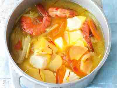 Fischsuppe mit Safran und Tomaten