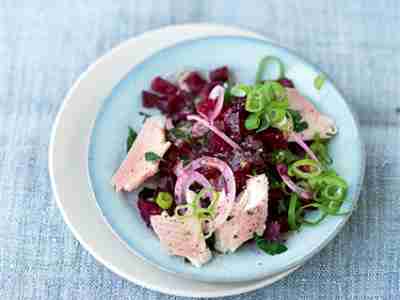 Rote Bete-Salat mit Räucherfisch