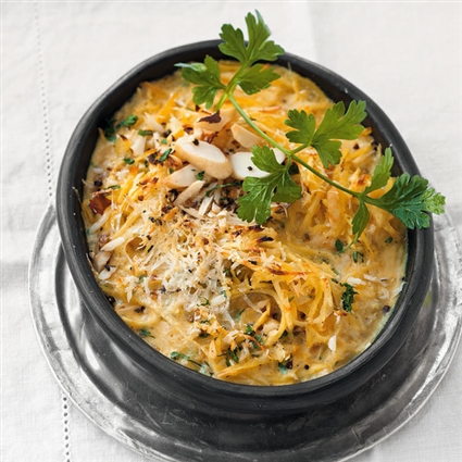 Pastinaken-Gratin mit Paranüssen und Petersilie