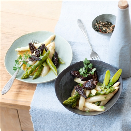 Spargel-Morchel-Salat mit feiner Vanille-Vinaigrette
