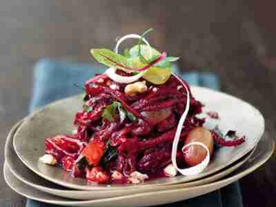 Rote-Bete-Salat mit Cassis-Vinaigrette und grünen Trauben