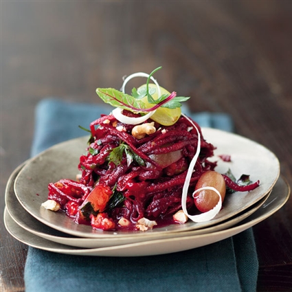Rote-Bete-Salat mit Cassis-Vinaigrette und grünen Trauben