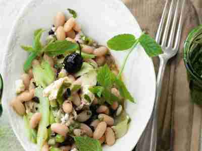 Salat aus weißen Bohnen, Sellerie, schwarzen Oliven und Minze