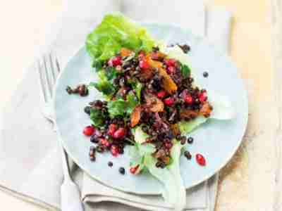 Belugalinsen-Salat mit getrockneten Aprikosen und Oliven