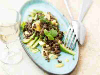 Avocado-Apfel-Salat mit grünen Linsen, Chili und Minze