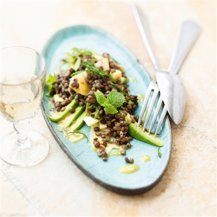 Avocado-Apfel-Salat mit grünen Linsen, Chili und Minze