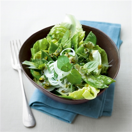 Frühlingssalat mit Zuckerschoten und Pistazien-Minz-Dressing