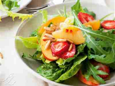Fruchtiger Sommersalat mit Chili-Vinaigrette