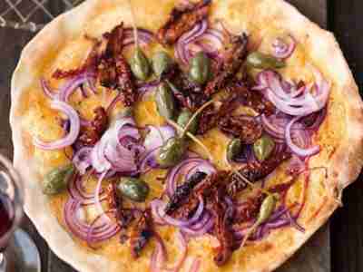 Flammkuchen mit roten Zwiebeln und Kapernäpfeln