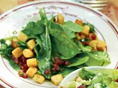 Löwenzahnsalat mit Speck und Croûtons