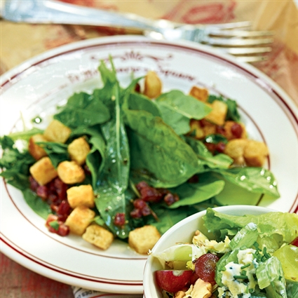 Löwenzahnsalat mit Speck und Croûtons