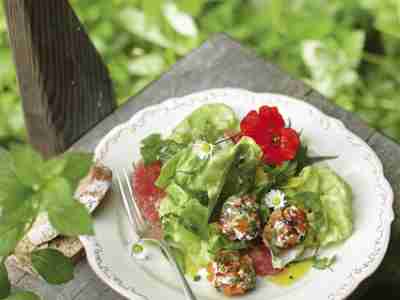 Kräutersalat mit Käsebällchen