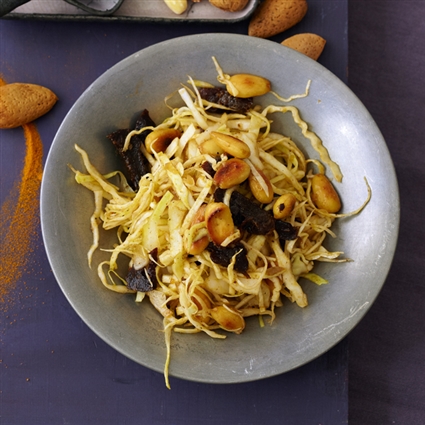 Gewürz-Krautsalat mit Röstmandeln