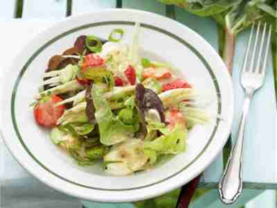 Blattsalat mit Erdbeeren und Rhabarberdressing