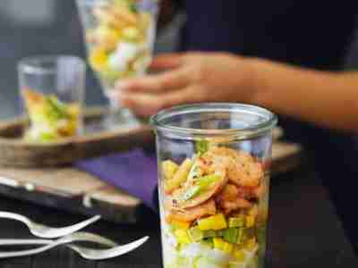 Schichtsalat mit Hähnchenbrustfilets und Mango