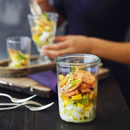 Schichtsalat mit Hähnchenbrustfilets und Mango