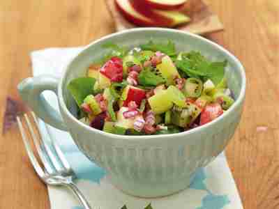 Apfel-Kiwi-Salat mit Löwenzahn