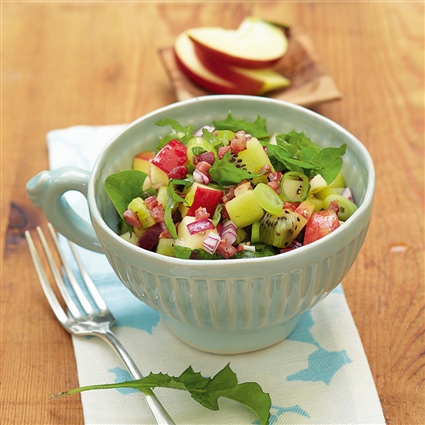 Apfel-Kiwi-Salat mit Löwenzahn