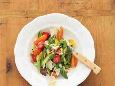 Spargelsalat mit Pecorino und Tomaten