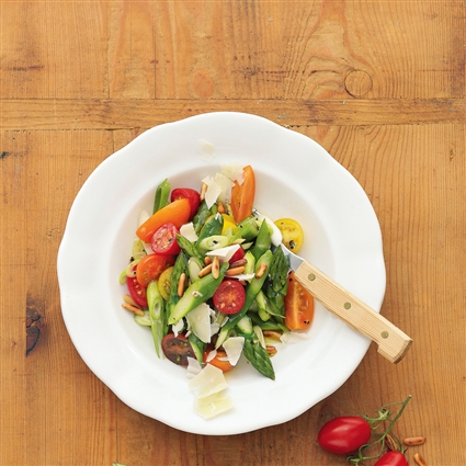 Spargelsalat mit Pecorino und Tomaten