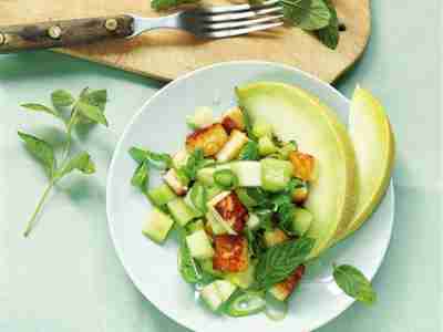 Gurken-Melonen-Salat mit Halloumi