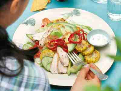 Mexiko-Salat mit Mais und Hähnchenbrustfilets