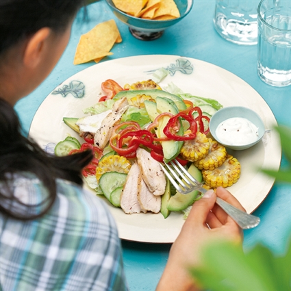 Mexiko-Salat mit Mais und Hähnchenbrustfilets