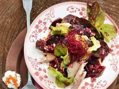 Blattsalat mit Roter Bete und Räucherforelle