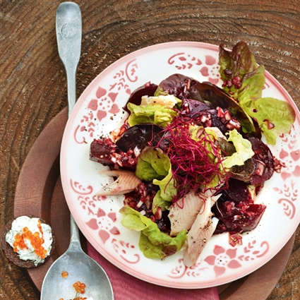 Blattsalat mit Roter Bete und Räucherforelle