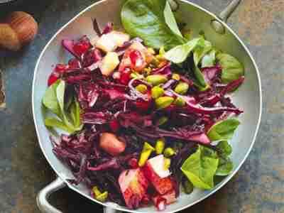 Rotkohlsalat mit Granatapfel und Pistazien