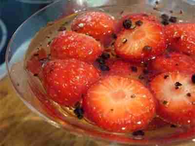 Prosecco-Erdbeeren mit schwarzem Pfeffer
