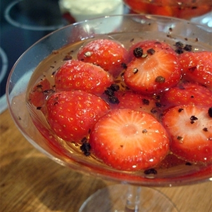 Prosecco-Erdbeeren mit schwarzem Pfeffer