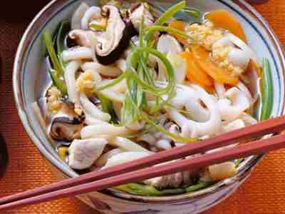 Nudeltopf mit Tintenfisch