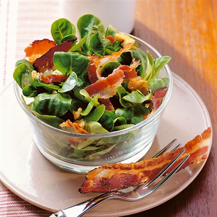 Vogerlsalat mit Speck und Nüssen