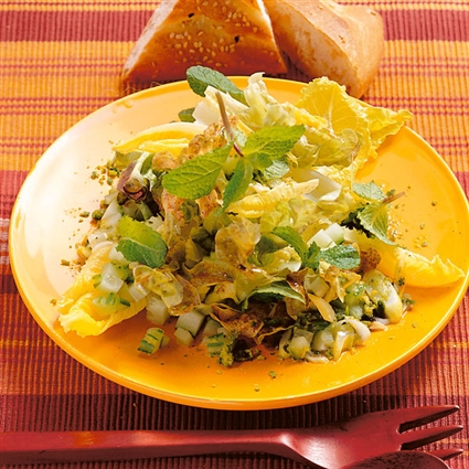 Blattsalat mit Minze und Pistazien
