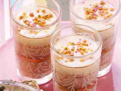 Nusspudding mit Rosenwassercreme