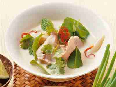 Tom Khaa Gai – Hühnersuppe mit Kokosmilch