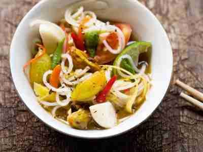 Scharfer Salat mit feinen Nudeln (Thamm Sua)
