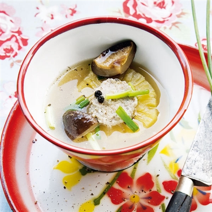 Suppe mit gefüllten Ananasringen (Soup Sapparot)