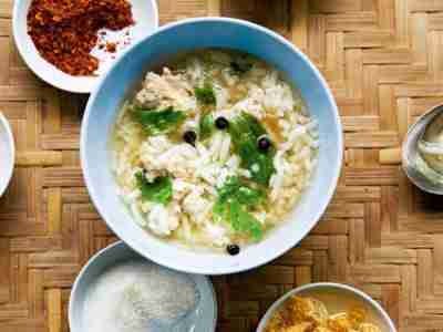 Reissuppe mit Fleischbällchen (Khao Thom Muh)