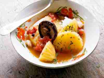 Suppe mit Kartoffeln und Tomaten (Soup Man Farang)