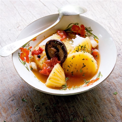 Suppe mit Kartoffeln und Tomaten (Soup Man Farang)